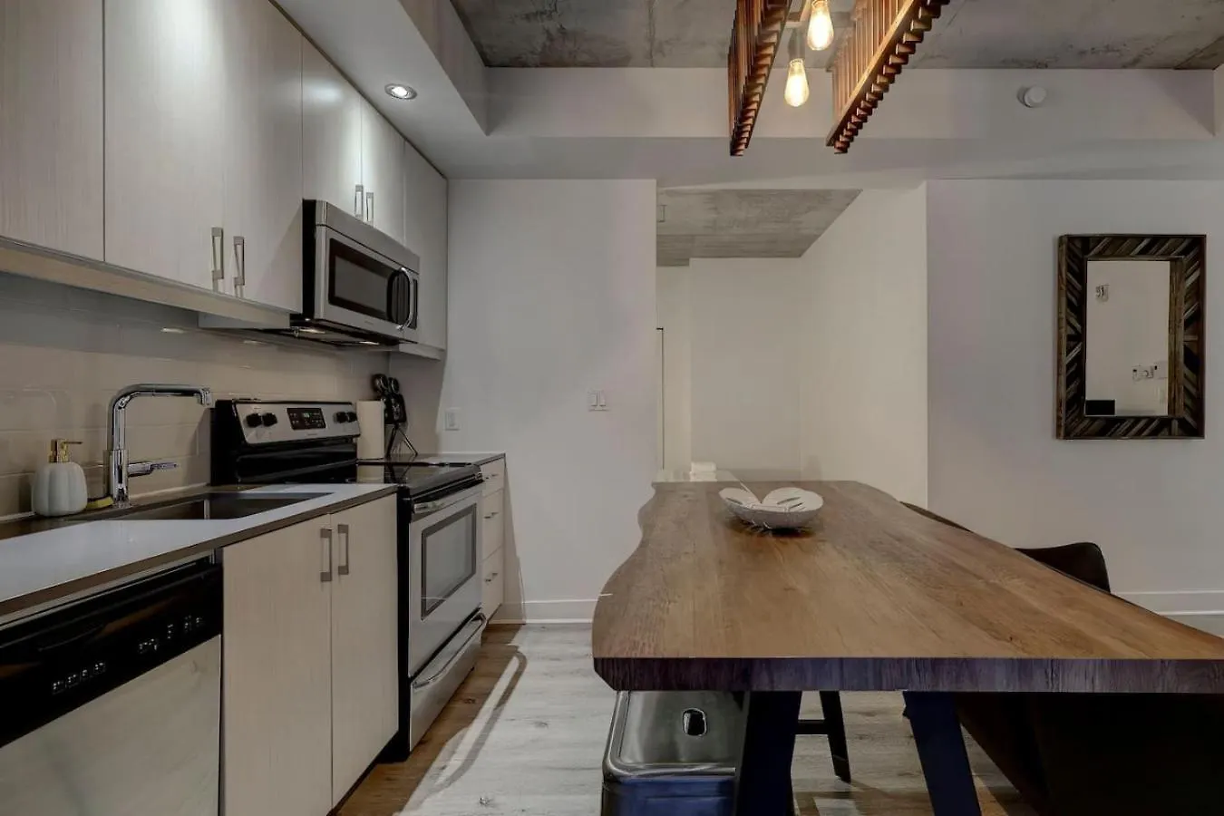 Beautiful Loft In Montreal Old Port Apartment
